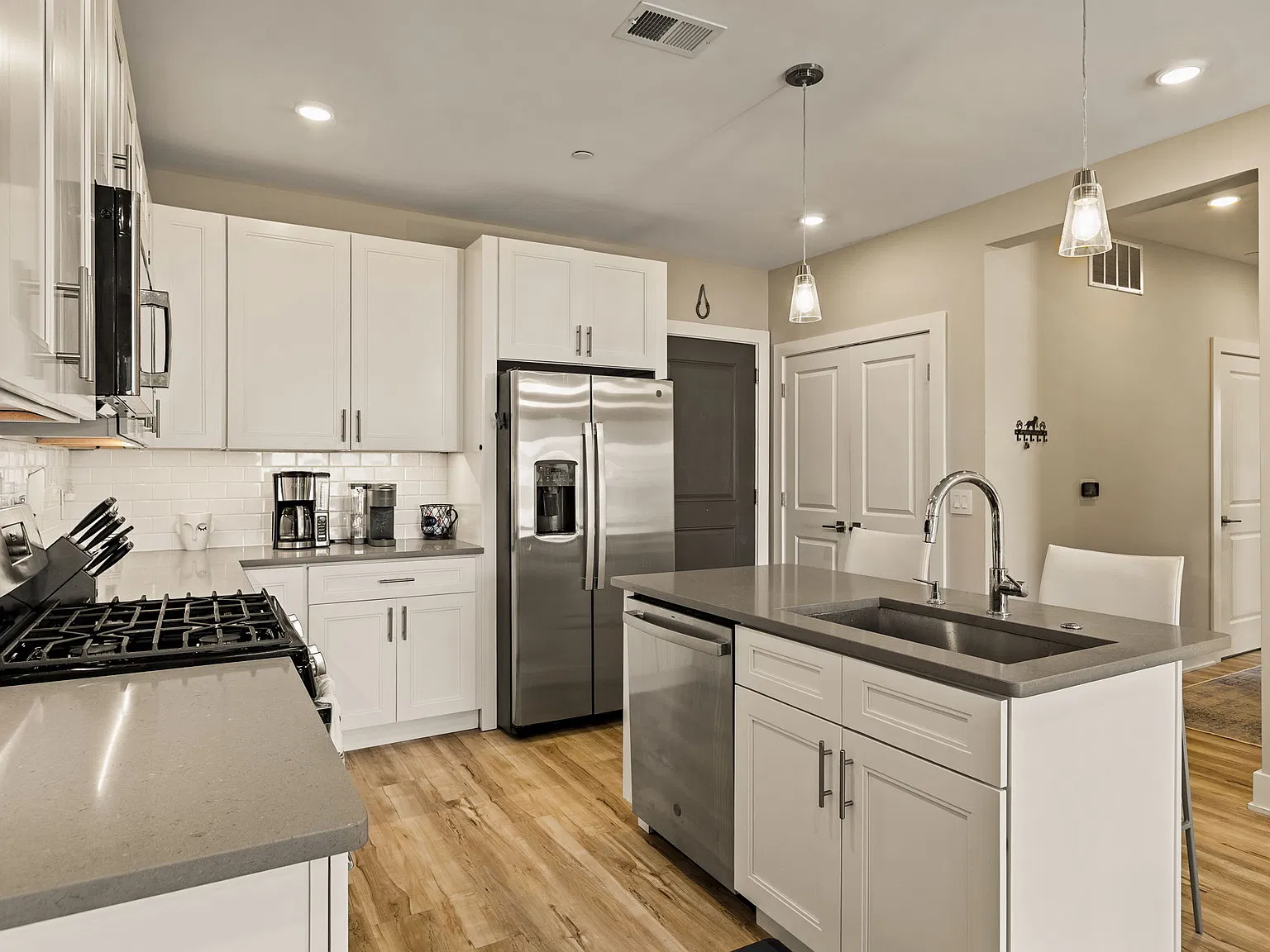3 bed, 1237 sqft, $3,750 — Photo 3