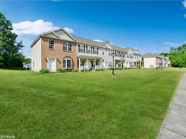 815 Emerald Lake Pkwy, Ravenna, OH 44266