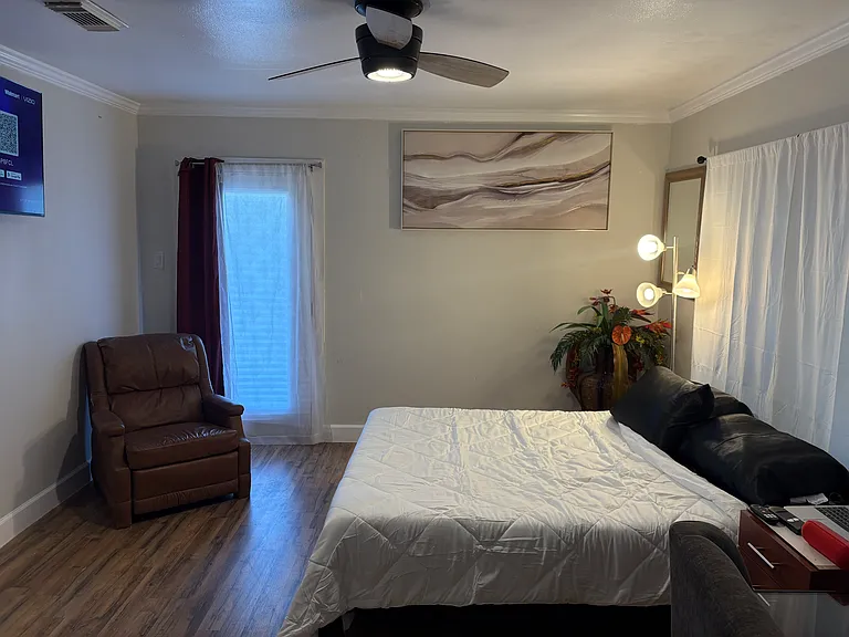 1820 N Macgregor Way — Photo 23