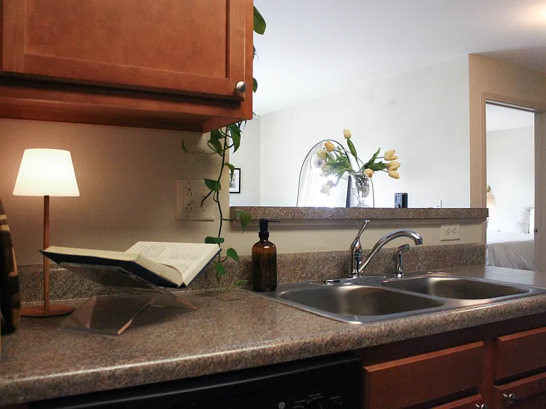 College Suites at City Station East — Photo 8