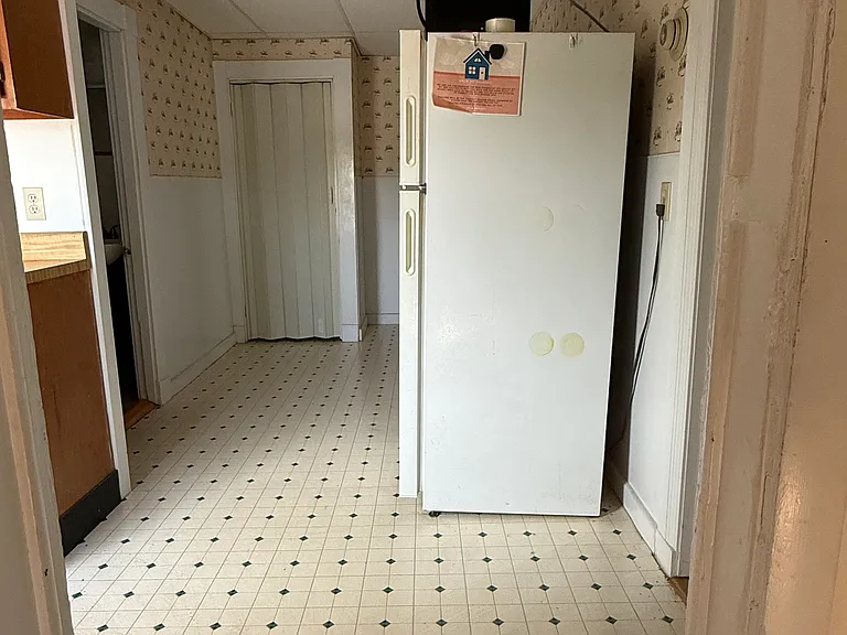 399 Center St #4 — Photo 5