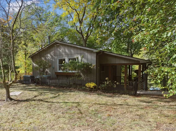 11846 Highridge Dr, Pinckney, MI 48169
