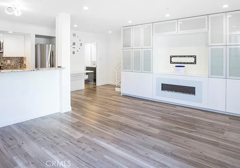 110 W Maple St #30 — Photo 8