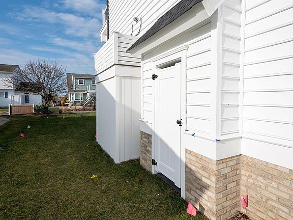 3rd image of 3220 Bay Ave