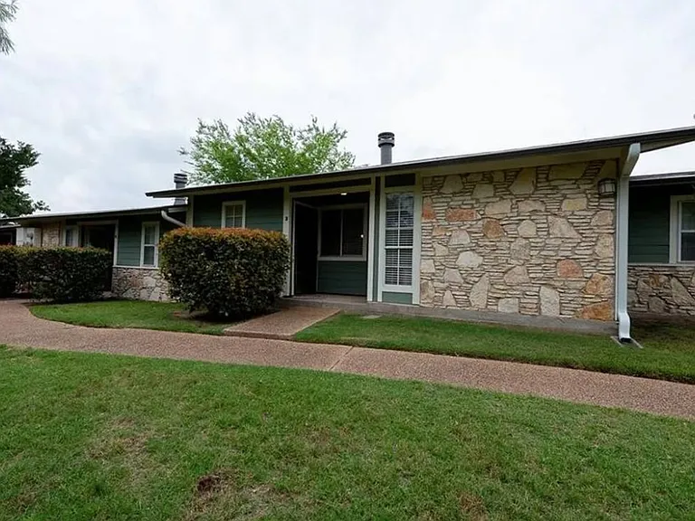 2800 Longmire Dr #3 — Photo 1