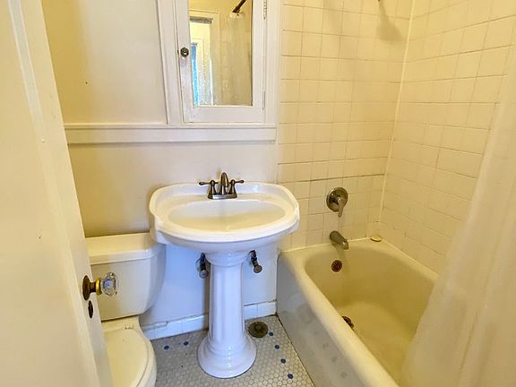 4th image of 531 Malden Ave E APT 303