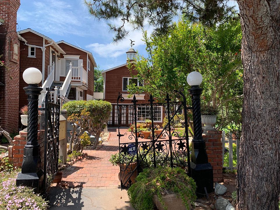 Top floor apt in right side building