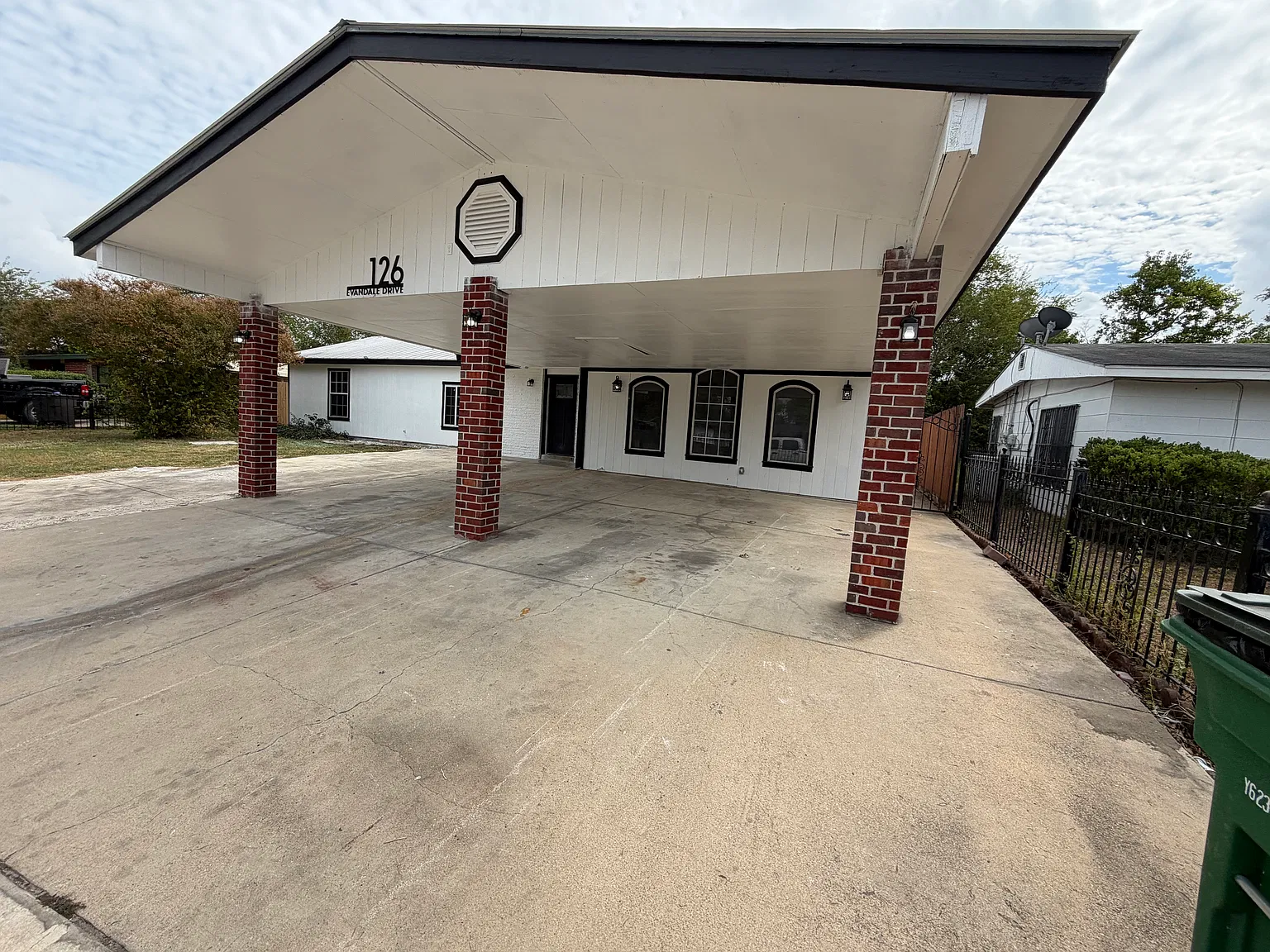 4 bed, 2327 sqft, $1,900 — Photo 2