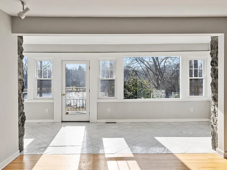 16 Crescent Dr — Photo 3