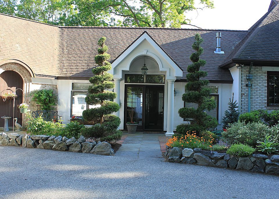 2nd image of 225 Thurber Ave