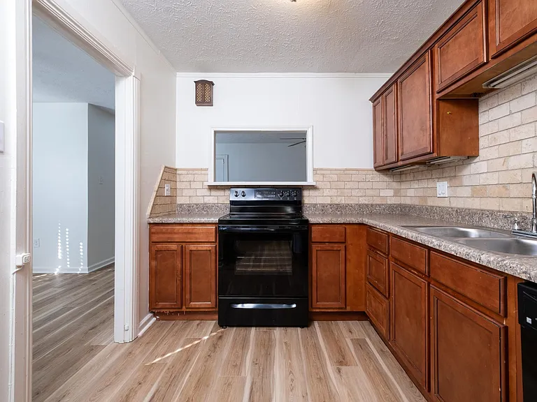 1808 Iris St — Photo 11