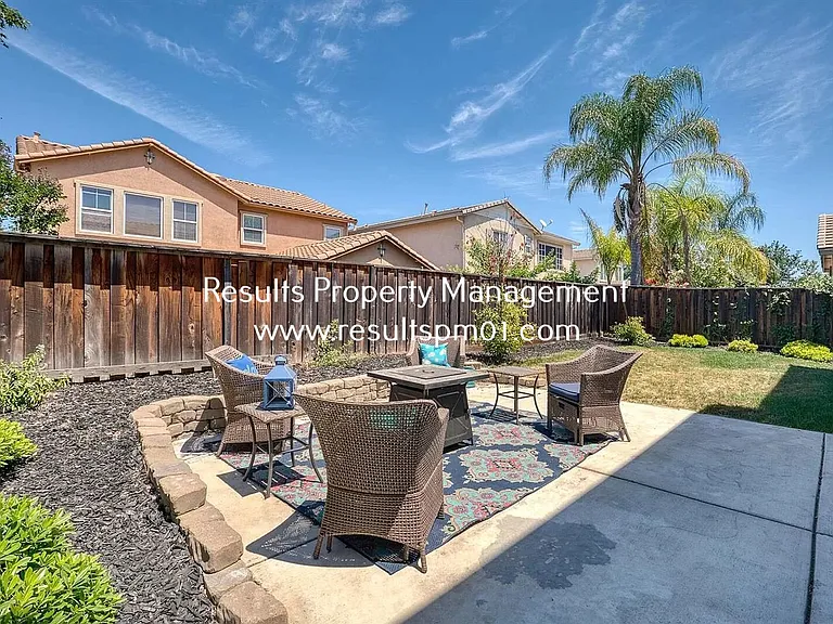 2425 Foxcroft Cir — Photo 29
