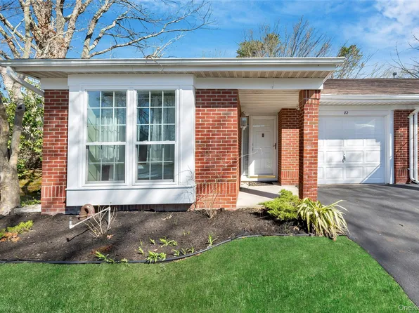 82 Glen Drive, Ridge, NY 11961