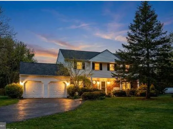 2 Wickham Ln, East Windsor, NJ 08520