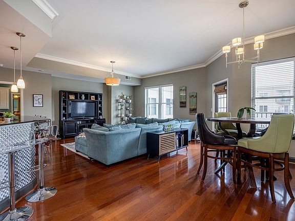 5th image of 601 Main St APT 410