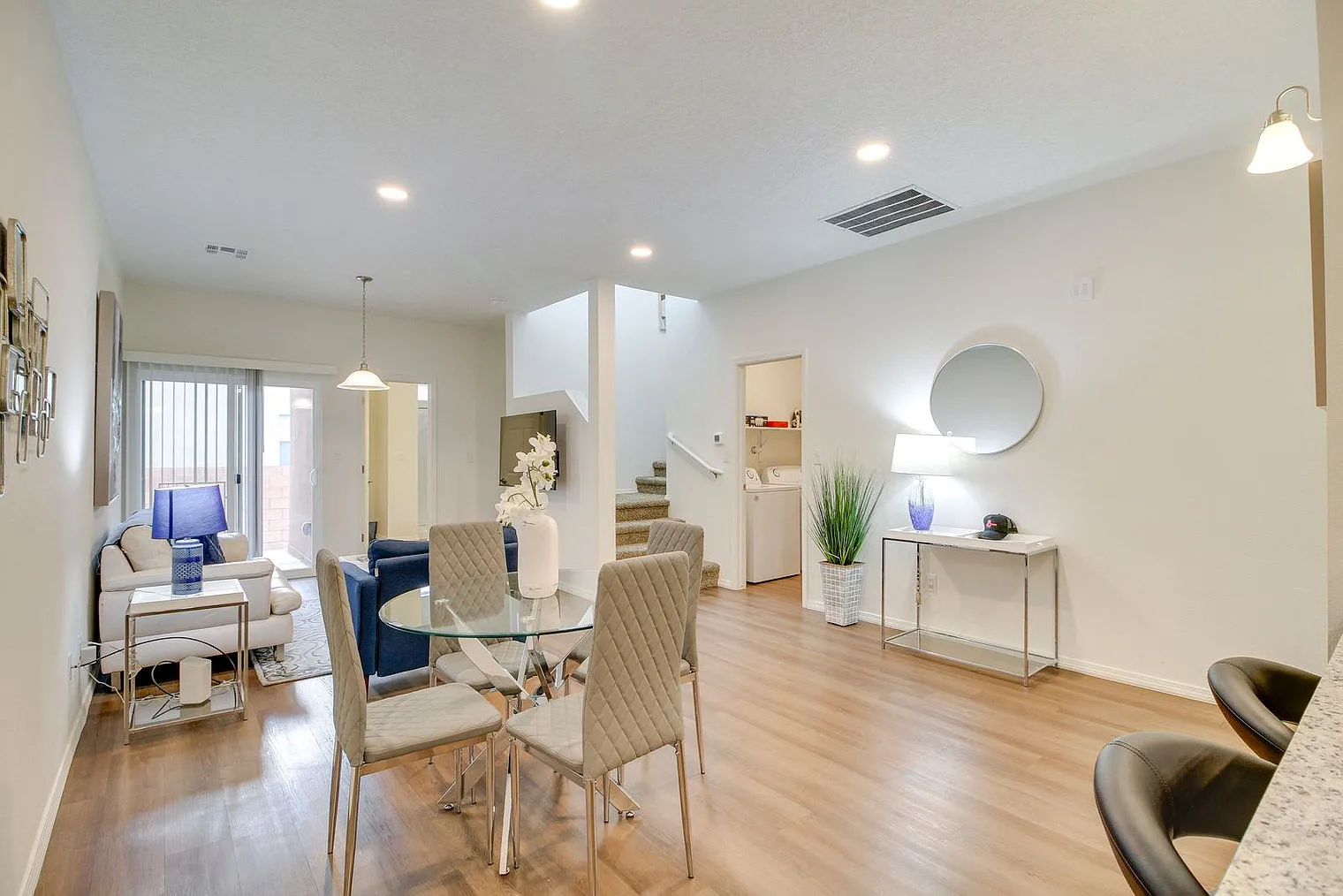 4 bed, 2.0 bath, 1539 sqft, $4,120 — Photo 2