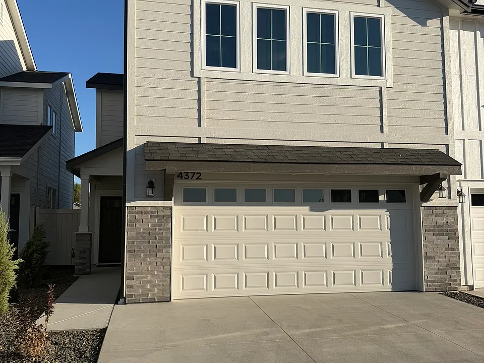 4372 W Topeka St