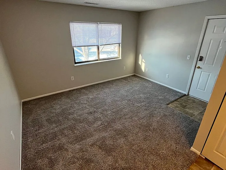 223 S Ivy Ln — Photo 3