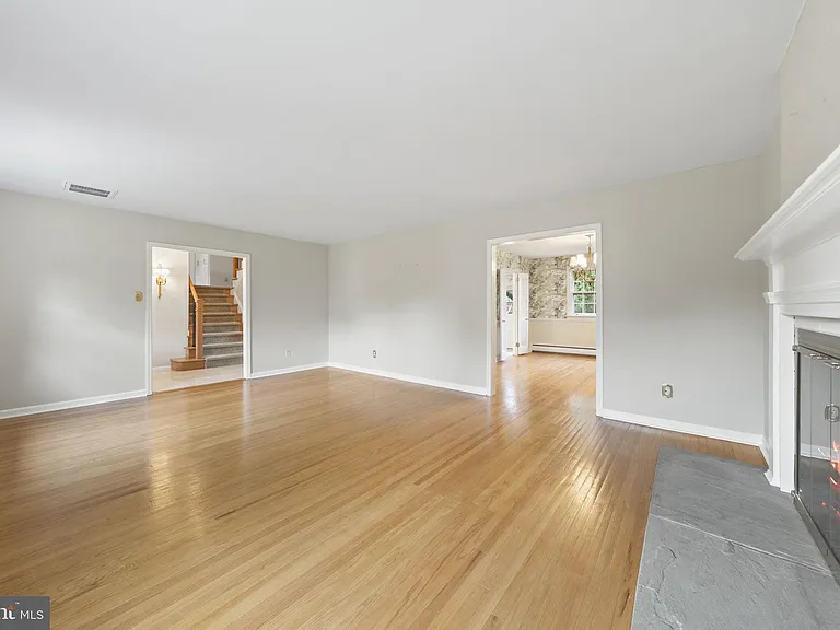 1026 Waltham Rd — Photo 8