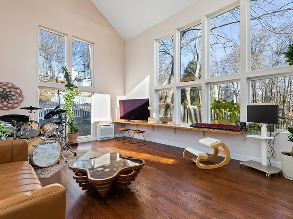 27 Broad Cove Rd, Hingham, MA 02043