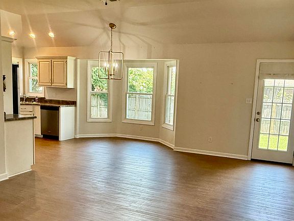 5th image of 305 E Pershing Ave