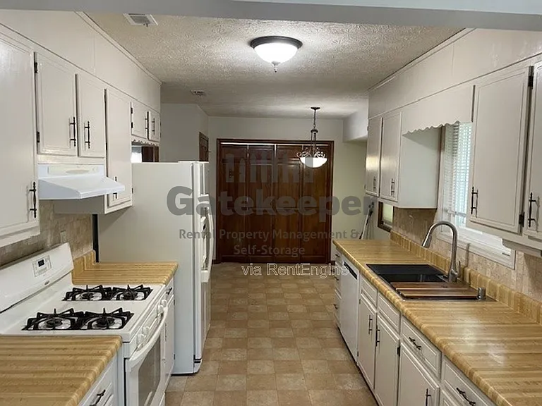 100 Sandown Dr — Photo 7
