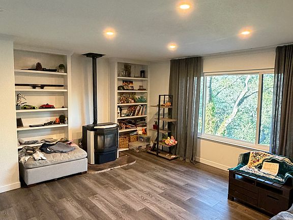 4th image of 2558 Crown Dr