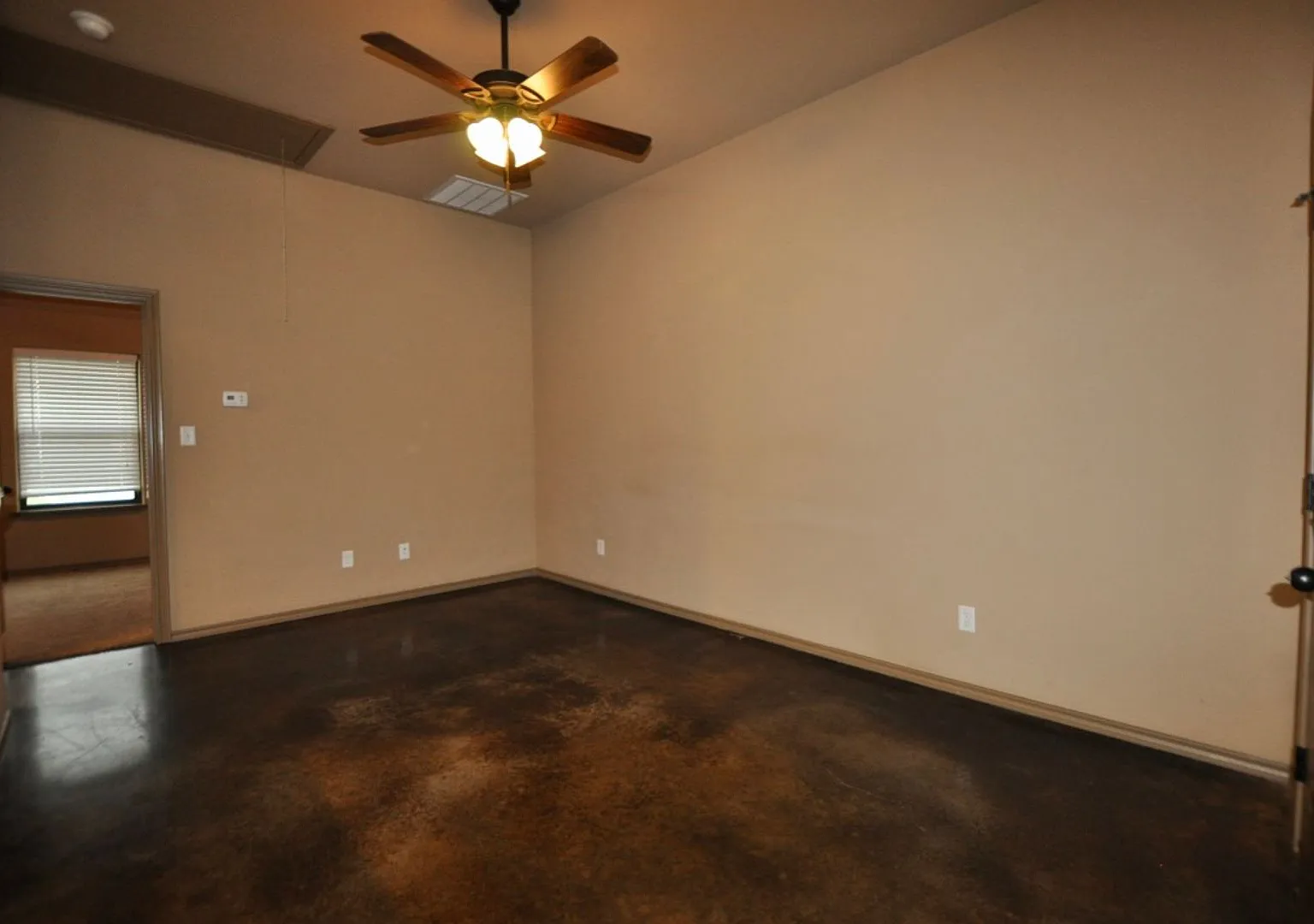 For Lease - 1 Br 1 Ba Unit In Triplex In Stephenville. Covered Parking. Five Blocks To Tarleton S... — Photo 3