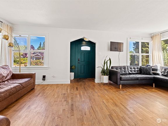 4th image of 3592 Tacoma Avenue S