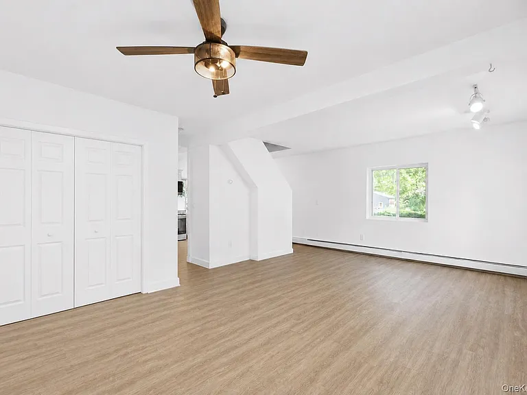 60 Morris Ave — Photo 16