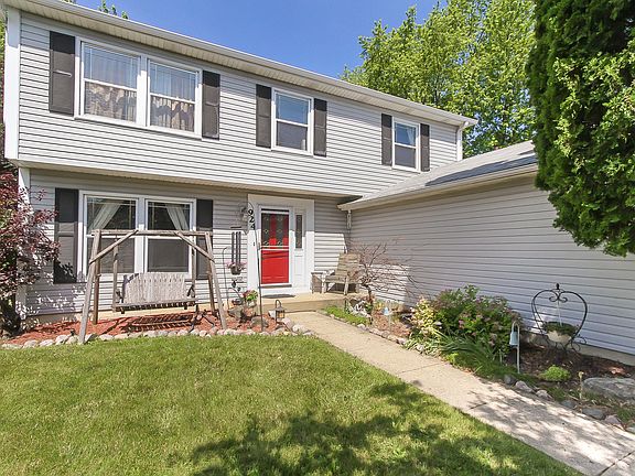 2nd image of 924 Rosewood Ct