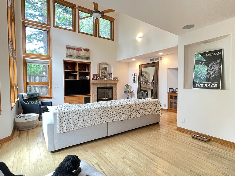 560 University Ave — Photo 23