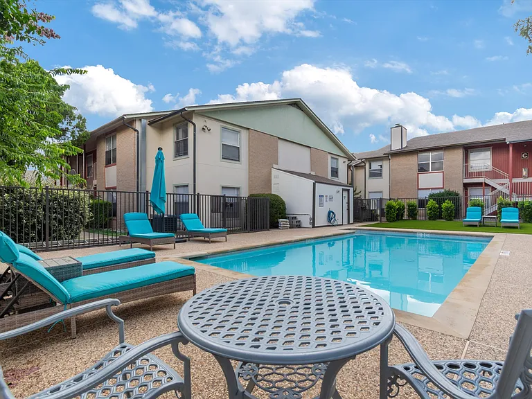 Langtry Apartments — Photo 8
