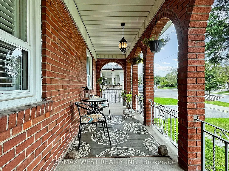 139 Ranee Ave #MAIN FLOOR — Photo 3