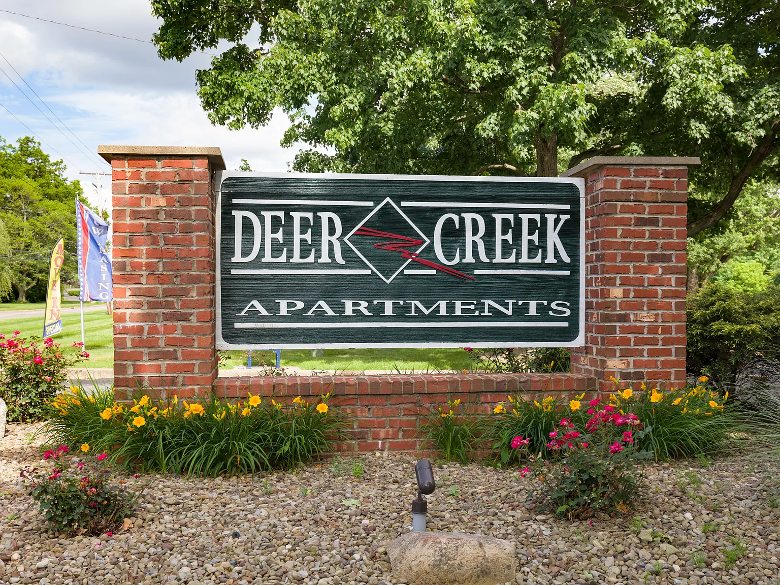 Deer Creek Apartments — Photo 3