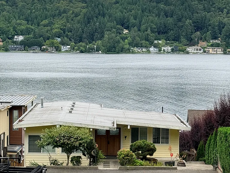2524 W Lake Sammamish Pkwy NE — Photo 1