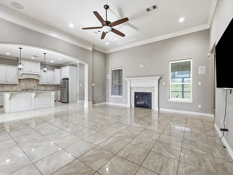 160 Colonial Estates Dr — Photo 6