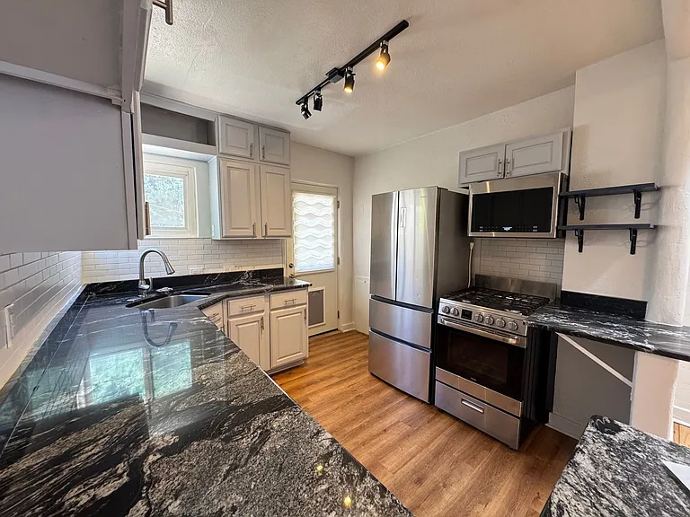 216 Carlisle Blvd NE — Photo 11