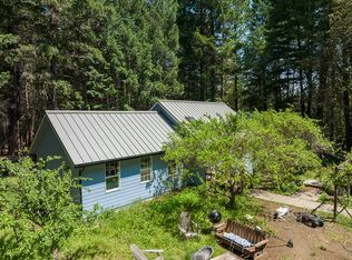 702 Shadywood Dr, Cave Junction, OR 97523