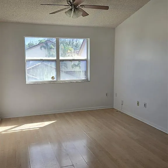 402 NW 108th Ter — Photo 11