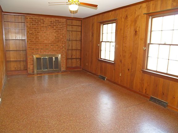 family room w/wood-burning fireplacd