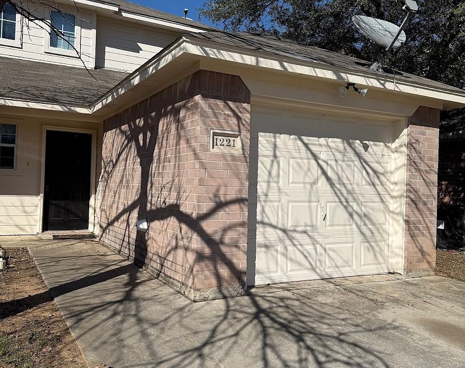 1st image of 1221 Village Garden Dr