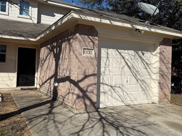 1221 Village Garden Dr, Azle, TX 76020