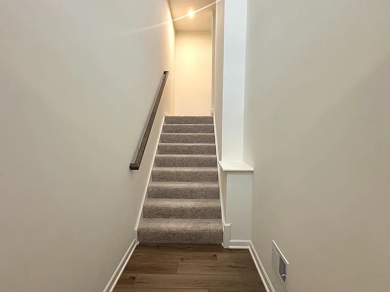 93 Stafford Pl — Photo 2