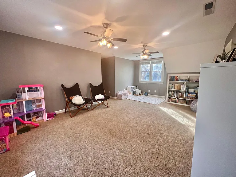111 Lulworth Ct — Photo 29