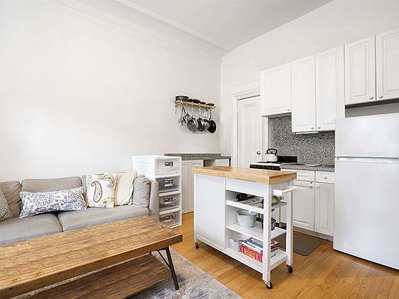3rd image of 140 W 69th St APT 33B