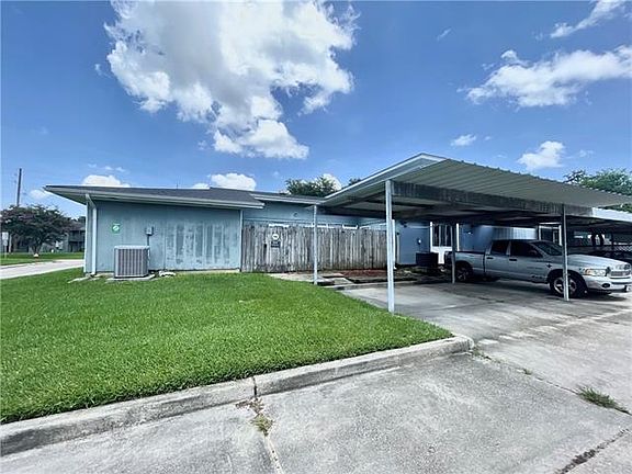 3rd image of 307 E Club Dr