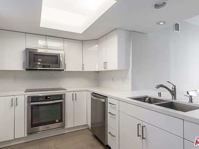 13700 Marina Pointe Dr #1431 — Photo 9
