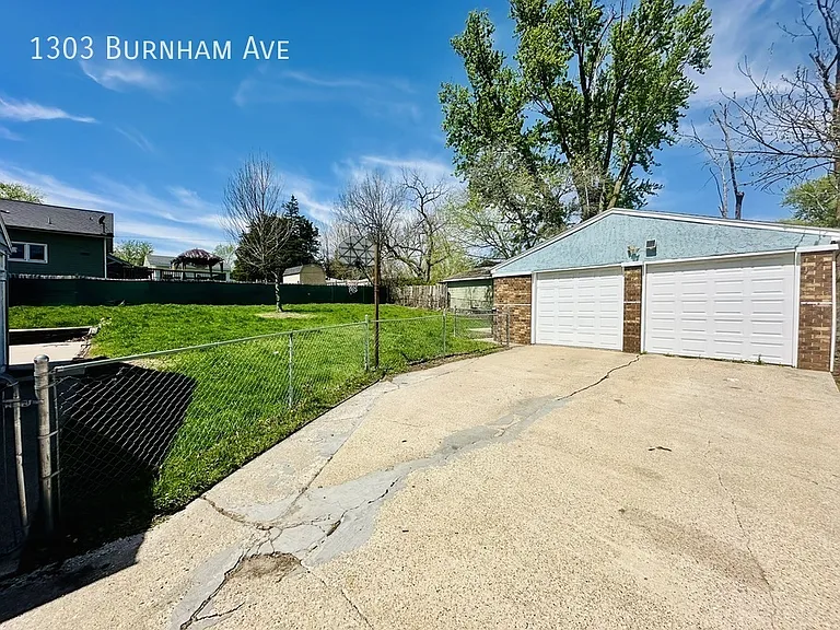 1303 Burnham Ave — Photo 7