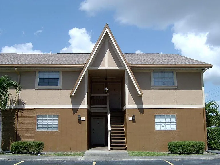 133 Bristol Ct — Photo 2